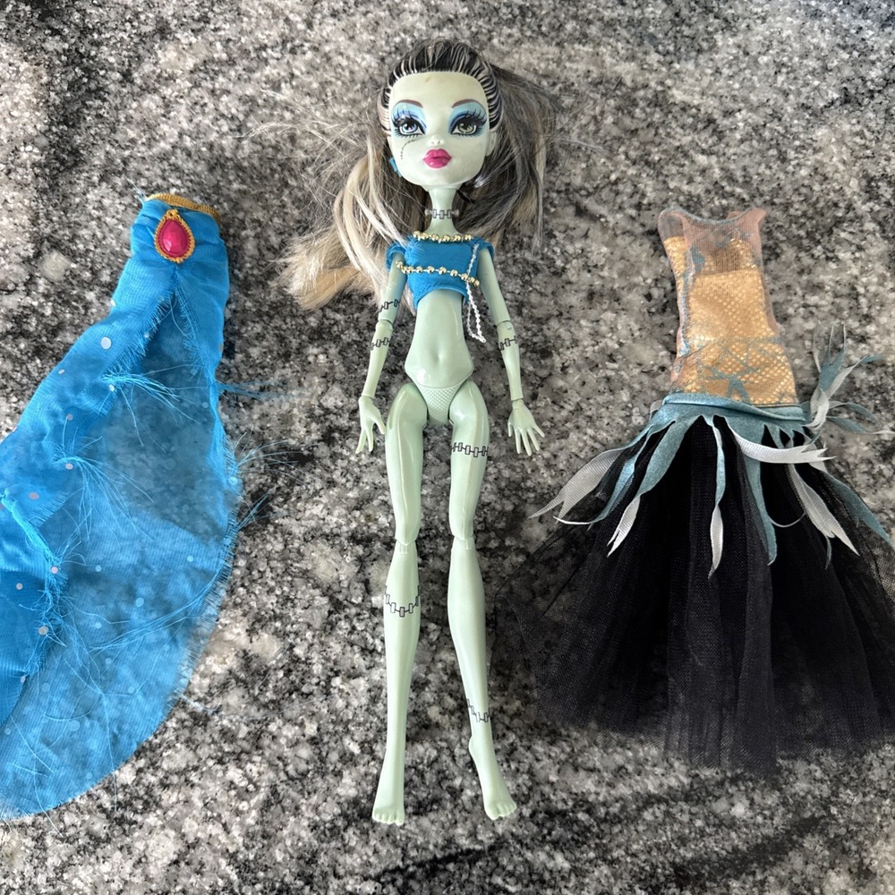 Monster High Dawn Of the Dance FRANKIE STIEN First Wave G1 2 Dresses